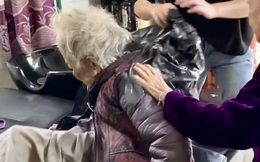 Cụ bà 91 tuổi đưa em gái 81 tuổi đi gội đầu: Những lời chia sẻ khiến con cháu "cay mắt"
