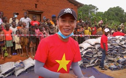 Nhóm Quang Linh Vlog làm việc tốt ở Châu Phi bị "nhận vơ" thành người Trung Quốc