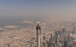 Khoảnh khắc có "1-0-2" khi nữ tiếp viên đứng trên đỉnh tòa tháp cao nhất thế giới, máy bay khổng lồ bay sát sau lưng cùng chia sẻ gây sốc