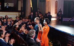 Điều đặc biệt về mẫu áo dài được vợ ông Phạm Nhật Vượng mặc trong lễ trao giải VinFuture