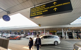 Ảnh, clip: Sân bay Tân Sơn Nhất nhộn nhịp người về quê đón Tết, hành khách rồng rắn xếp hàng dài check in