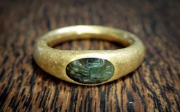 Anh: Phát hiện chiếc nhẫn La Mã 2000 năm tuổi chôn trong vườn nhà