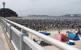 Hàng ngàn người Nhật Bản chen chúc kín bờ biển, họ đang định làm gì?
