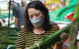 Chợ lá dong lâu đời nhất Hà Nội bất ngờ rơi vào cảnh đìu hiu chưa từng thấy: "Ngồi cả buổi tôi mới bán được 1 vài bó"