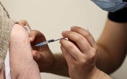 Phát hiện mới nhất về hiệu quả mũi 3 vaccine COVID-19: Tiến sĩ nói 'Bằng chứng đã rõ ràng'