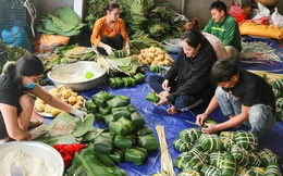 Làng bánh chưng nổi tiếng Hà Nội ngày cận Tết: Thợ gói bánh chạy đua với thời gian, chưa đầy 30 giây xong một chiếc bánh