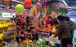 Người dân hối hả sắm sửa, chợ, siêu thị đông nghịt khách ngày 28 Tết
