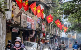 Phố phường Hà Nội đỏ thắm màu cờ ngày 29 Tết