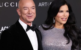 Jeff Bezos chịu phản ứng dữ dội khi "tự tin khoe cá tính", diện những bộ cánh sặc sỡ với phong cách hoàn toàn mới