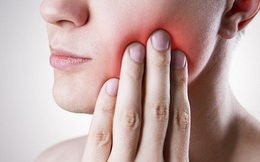 Cạo lưỡi nhưng không hết mảng trắng, hơi thở có mùi vị 'mục nát' đều là những dấu hiệu ung thư khoang miệng