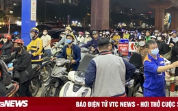 Hà Nội: Người dân ùn ùn xếp hàng chờ mua xăng trước giờ tăng giá