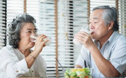 Bước vào tuổi 50, sáng sớm bụng rỗng không nên uống 2 loại nước