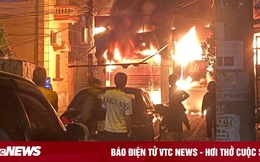 Cảnh sát khống chế đám cháy ngùn ngụt tại khu dân cư ở Hà Nội