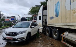 CLIP: Đà Nẵng sau trận mưa ngập lịch sử: Đường phố xơ xác, xe chết máy nằm la liệt...