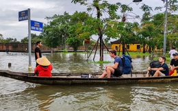 Khách Tây trải nghiệm đi thuyền giữa phố, người dân giăng lưới bắt cá bên Kinh thành Huế sau mưa