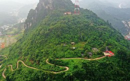 Việt Nam có những ngọn núi sừng sững như kỳ quan ngay giữa lòng các thành phố lớn