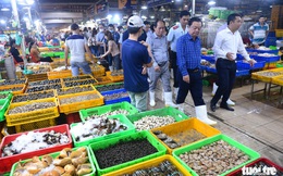 Bộ trưởng Lê Minh Hoan khảo sát chợ đầu mối Bình Điền lúc 3h sáng