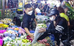 Chợ hoa đêm lớn nhất Hà Nội đông nghẹt khách trước dịp 20/10
