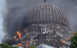 Mái vòm khổng lồ của đền thờ Indonesia sụp đổ trong khói lửa