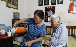Nữ 'phu rác' 67 tuổi ở Hà Nội: 'Ngày nào tôi nghỉ làm, mẹ tôi phải nhịn thuốc'