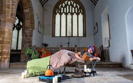 Trải nghiệm 'qua đêm' trong nhà thờ bỏ hoang, giá hơn 1 triệu đồng, nơi ngủ cạnh bàn thờ