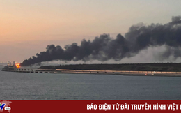Nổ xe tải phá hủy một phần cây cầu nối Nga - Crimea