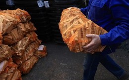 Củi gỗ hút hàng tại Châu Âu khi mùa đông tới gần