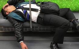 Làm việc 60 giờ một tuần thì như thế nào? Bộ ảnh chứng minh sự 'kiệt sức' của dân văn phòng Nhật Bản