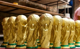 Xem người làng gốm Bát Tràng sản xuất cúp vàng World Cup 2022