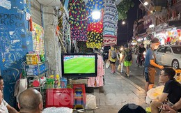 Người dân phố cổ Hà Nội bê tivi ra vỉa hè xem World Cup