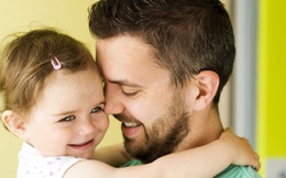 Cha mẹ nên ôm con vào 5 thời điểm này trong ngày giúp bé hạnh phúc hơn