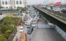 Dân khổ sở vượt đoạn đường bị quây tôn ở Hà Nội: Mỗi lô cốt sẽ án ngữ 7 tháng