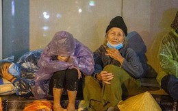 Hà Nội đón rét đậm rét hại, người vô gia cư co ro trong đêm với tấm áo mưa mỏng manh