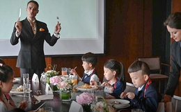 Lớp học quý tộc cho giới nhà giàu Trung Quốc: Chi hàng triệu USD chỉ để học thưởng trà, ăn bánh, hôn gió đúng cách