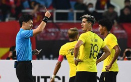Đánh nguội Văn Hậu ngoài sân, Malaysia vẫn bị thổi 11m, trọng tài FIFA nói gì?