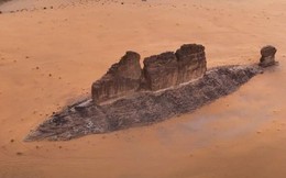 Khối đá khổng lồ hình tàu ngầm bất ngờ trồi lên giữa sa mạc