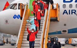 NÓNG: Chuyên cơ chở những cô gái vàng của bóng đá Việt Nam vừa hạ cánh sân bay Nội Bài