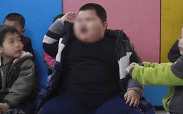 Cậu bé 6 tuổi chỉ ăn đồ hấp luộc để giảm cân, không ngờ sau 1 năm nặng tới 80kg và bị gan nhiễm mỡ, bác sĩ nghe thực đơn liền lắc đầu ngao ngán