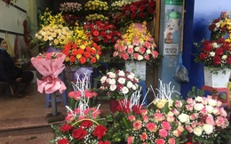 Sát ngày Valentine, giá hoa hồng tăng gấp mấy lần, tiểu thương không dám nhập nhiều