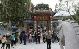 Lào Cai: Hàng nghìn du khách tới dâng lễ Đền ông Hoàng Bảy ngày Rằm tháng Giêng