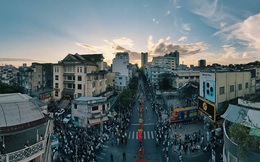 Hàng nghìn người dân chen chân xem diễu hành đường phố mừng Tết Nguyên tiêu, lâu lắm rồi TP.HCM mới vui đến thế!