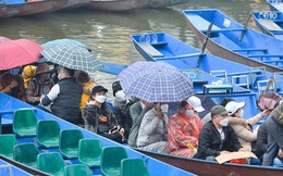 Ảnh: Du khách đội mưa, đổ về chùa Hương dâng lễ từ sáng sớm trong ngày chính thức mở cửa trở lại
