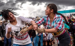 Phong tục đánh nhau chấm dứt mọi hận thù, từ cướp người yêu đến tranh chấp tài sản nhằm đón năm mới của người Peru