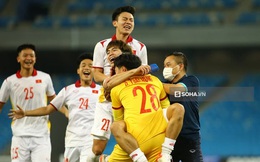 HLV Việt Nam kể lại khoảnh khắc cho thủ môn vào đá tiền đạo, bật mí kế sách chống hụt hơi