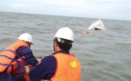 NÓNG: Chìm cano chở 39 người ở biển Cửa Đại, ít nhất đã có 8 người tử vong