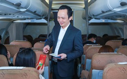 Chủ tịch Trịnh Văn Quyết mừng tuổi đầu năm nhân viên tại sân bay Nội Bài, hành khách bay chuyến đầu năm cũng có lộc