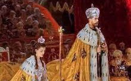Thảm kịch ngày lên ngôi của người đứng đầu hoàng gia lừng danh nhất thế giới: Gần 3.000 dân thường thương vong vì "món quà quý" vua ban