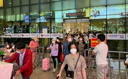 Sân bay Tân Sơn Nhất đông nghẹt ngày mồng 6 Tết, ga đi lại vắng tanh