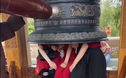 3 cô gái chui vào ngồi trong chuông chùa để "giác ngộ" ngày đầu năm mới, dân tình tranh cãi tác dụng thật sự