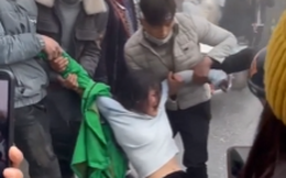 Thêm clip nghi "bắt vợ" ở Sa Pa: Cô gái bị nhóm thanh niên kéo lê trên đường, khống chế đưa lên taxi mặc nạn nhân phản kháng